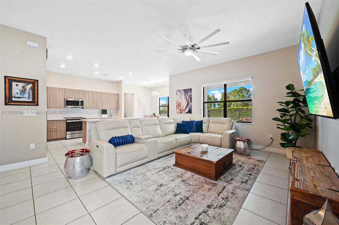 合同活跃: $5,900 (5 贝兹, 4 浴室, 3381 平方英尺)