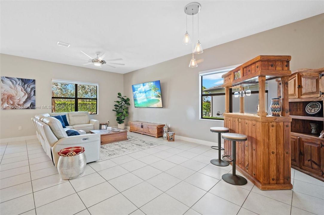 合同活跃: $5,900 (5 贝兹, 4 浴室, 3381 平方英尺)