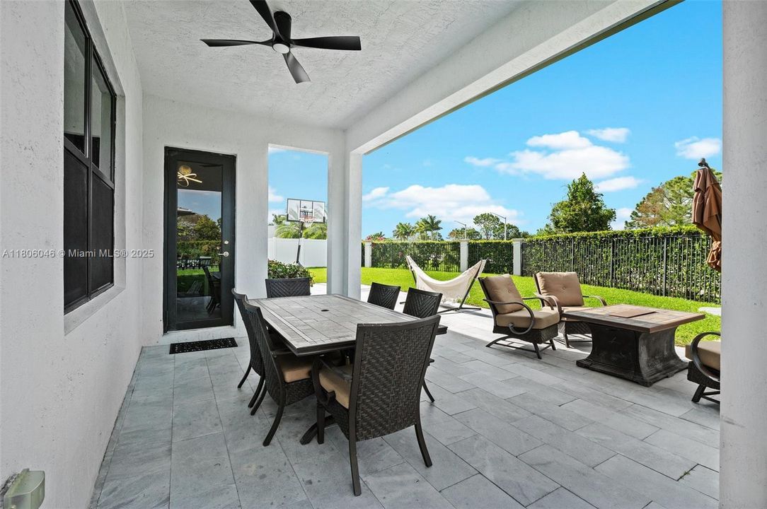 合同活跃: $5,900 (5 贝兹, 4 浴室, 3381 平方英尺)