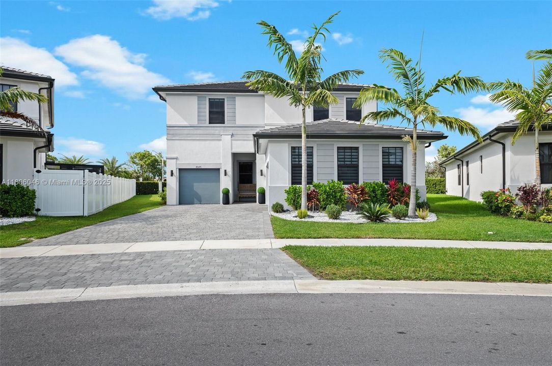 合同活跃: $5,900 (5 贝兹, 4 浴室, 3381 平方英尺)