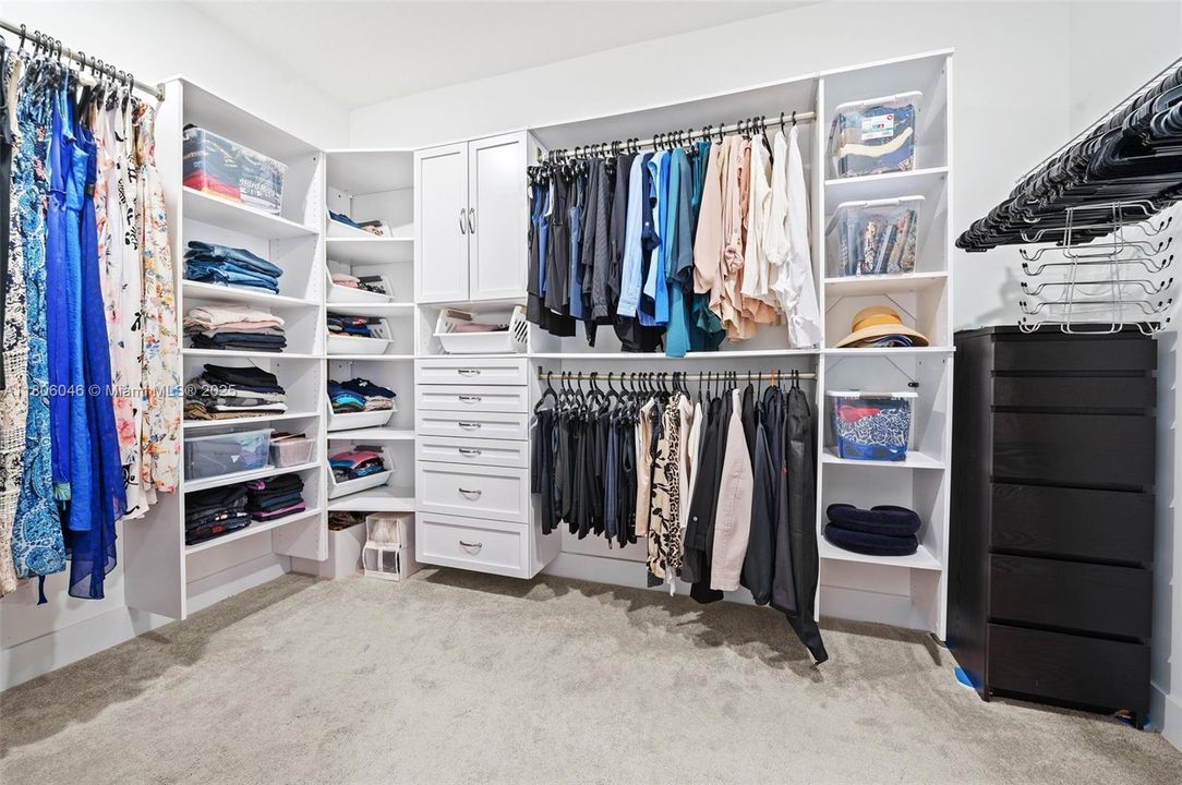 合同活跃: $5,900 (5 贝兹, 4 浴室, 3381 平方英尺)