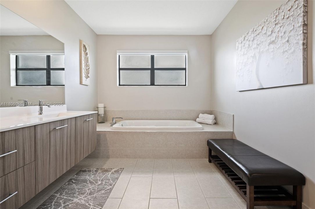 合同活跃: $5,900 (5 贝兹, 4 浴室, 3381 平方英尺)