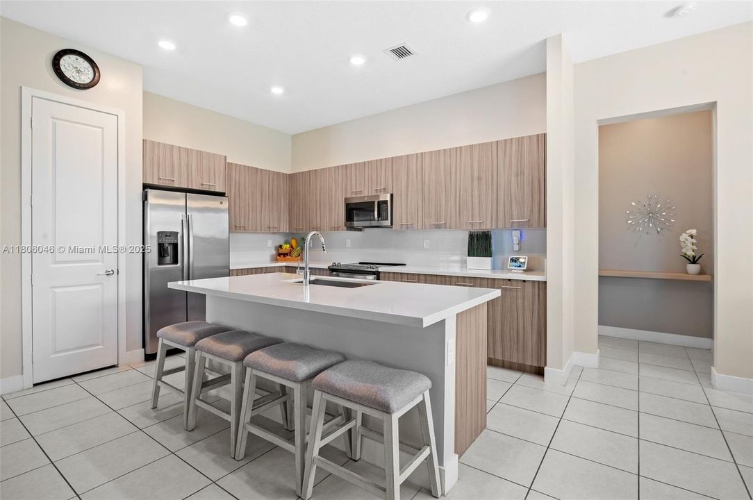 合同活跃: $5,900 (5 贝兹, 4 浴室, 3381 平方英尺)