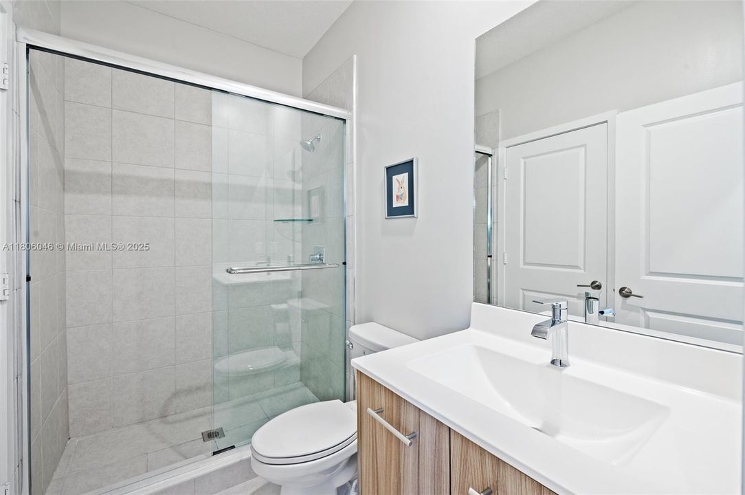 合同活跃: $5,900 (5 贝兹, 4 浴室, 3381 平方英尺)