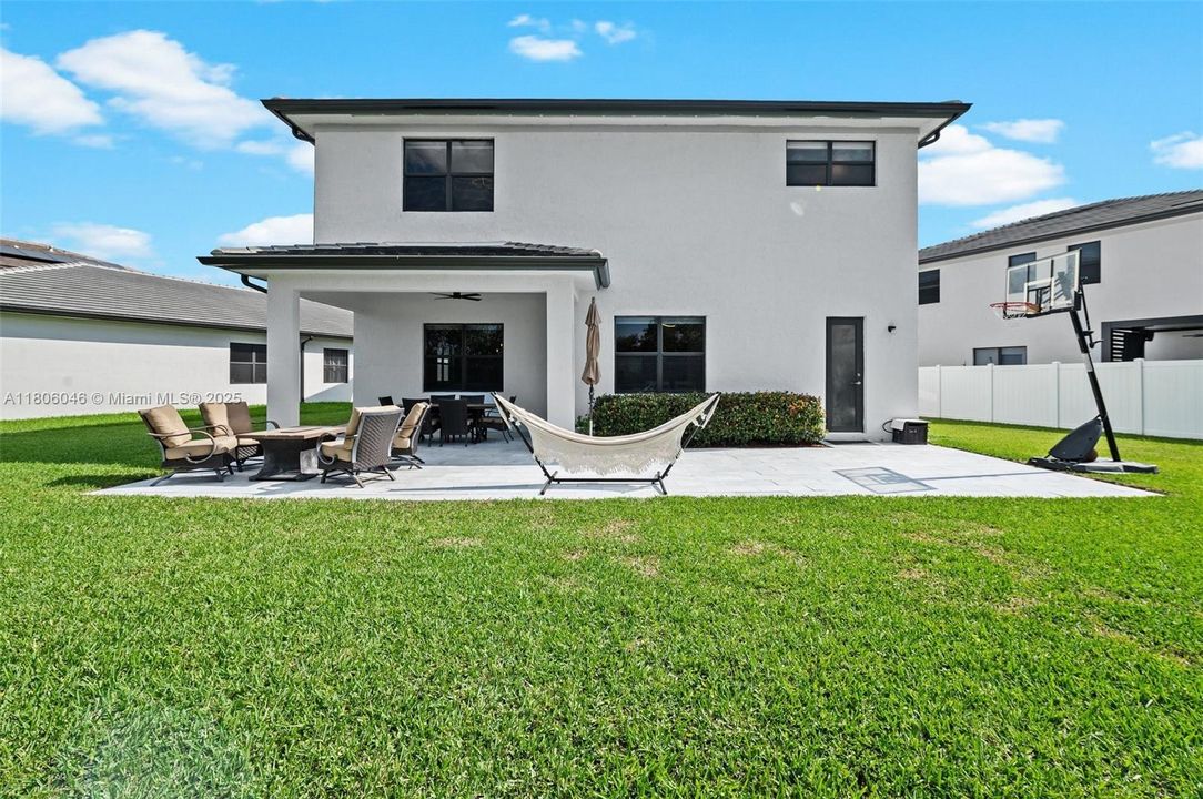 合同活跃: $5,900 (5 贝兹, 4 浴室, 3381 平方英尺)