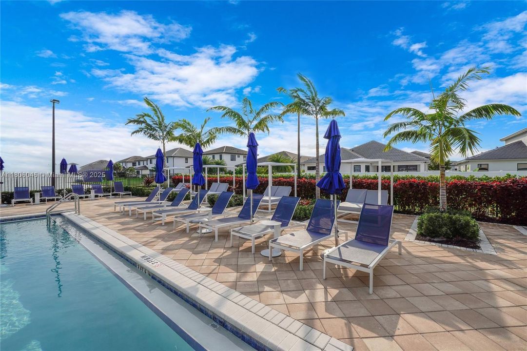 合同活跃: $5,900 (5 贝兹, 4 浴室, 3381 平方英尺)