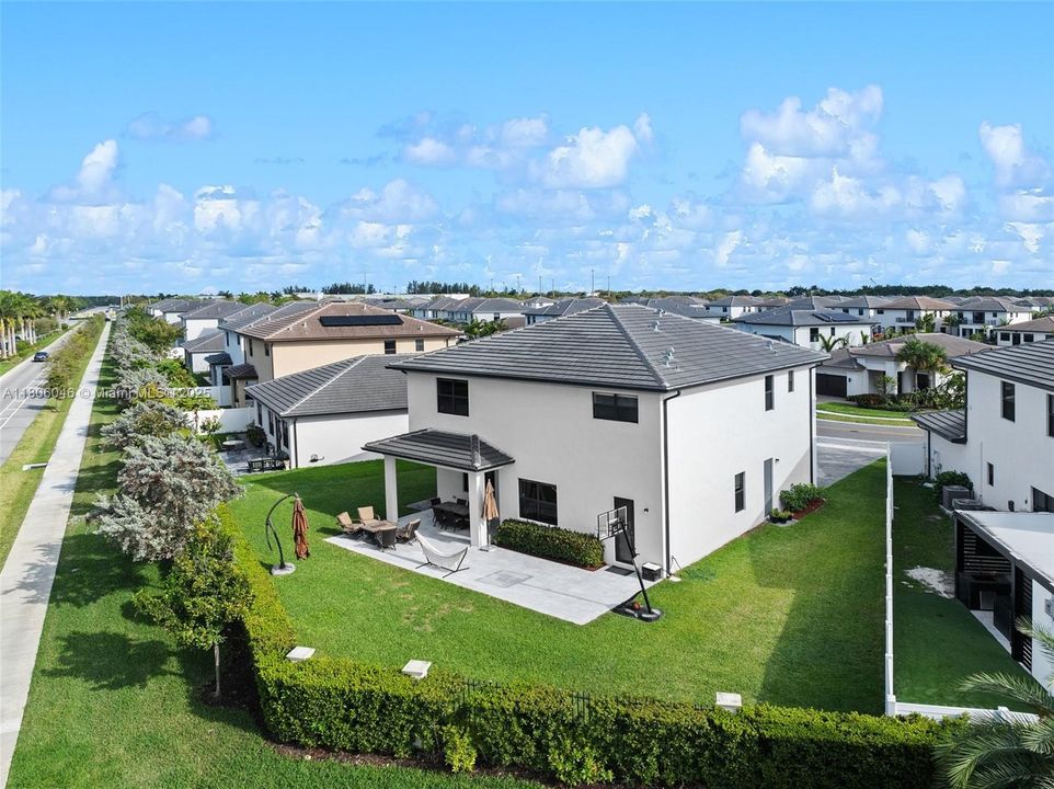 合同活跃: $5,900 (5 贝兹, 4 浴室, 3381 平方英尺)