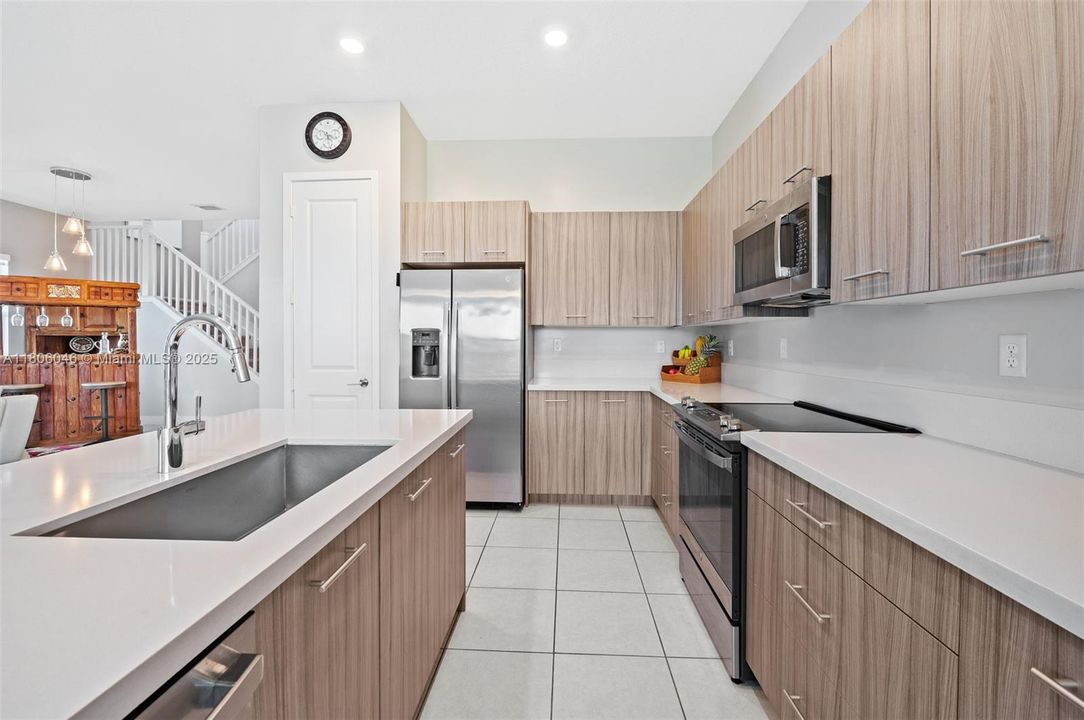 合同活跃: $5,900 (5 贝兹, 4 浴室, 3381 平方英尺)