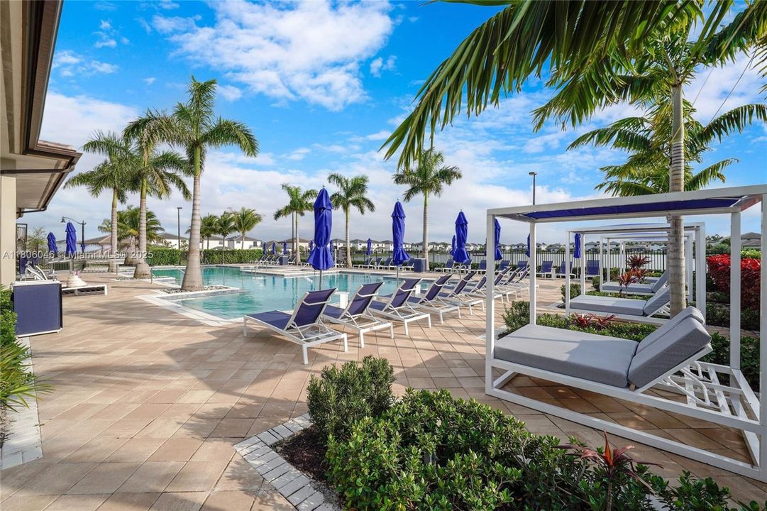 合同活跃: $5,900 (5 贝兹, 4 浴室, 3381 平方英尺)