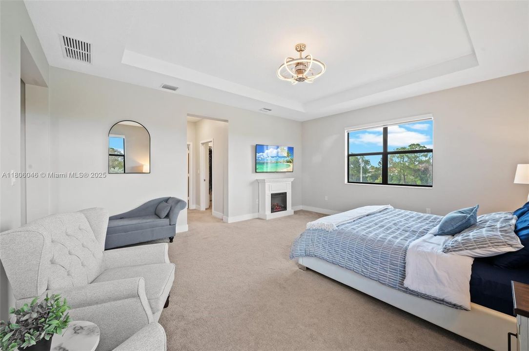 合同活跃: $5,900 (5 贝兹, 4 浴室, 3381 平方英尺)