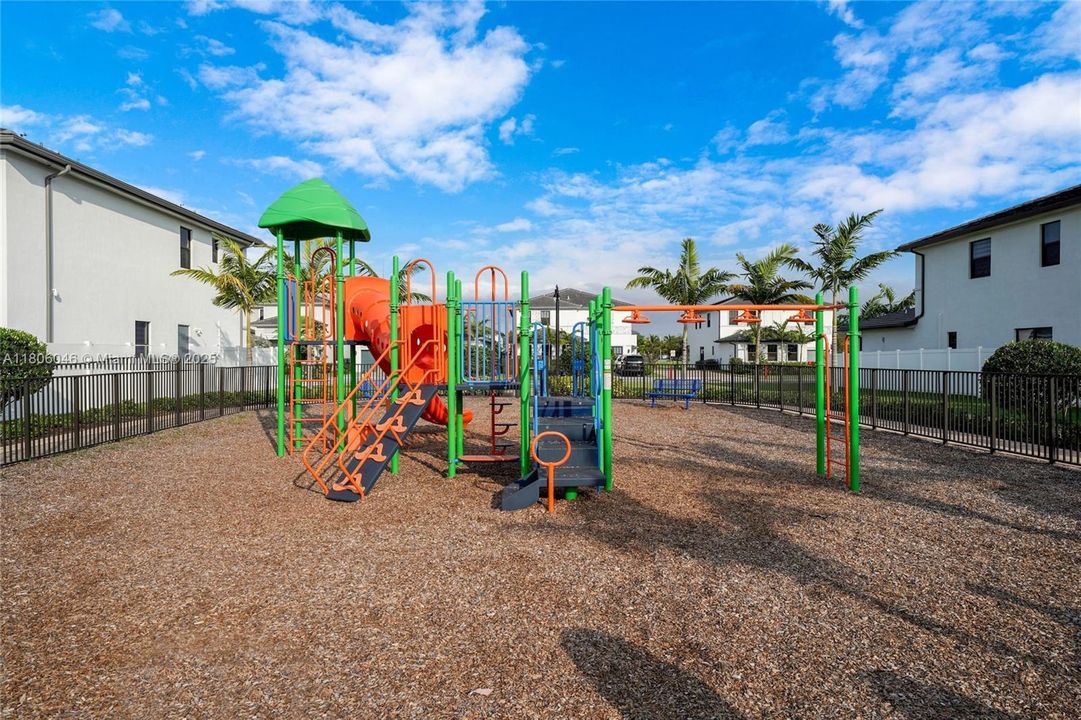 合同活跃: $5,900 (5 贝兹, 4 浴室, 3381 平方英尺)