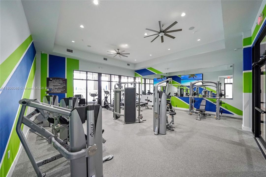 合同活跃: $5,900 (5 贝兹, 4 浴室, 3381 平方英尺)