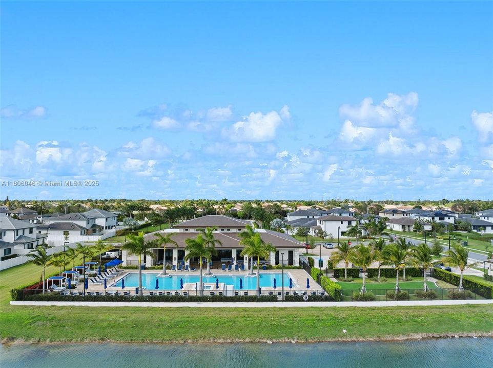 合同活跃: $5,900 (5 贝兹, 4 浴室, 3381 平方英尺)