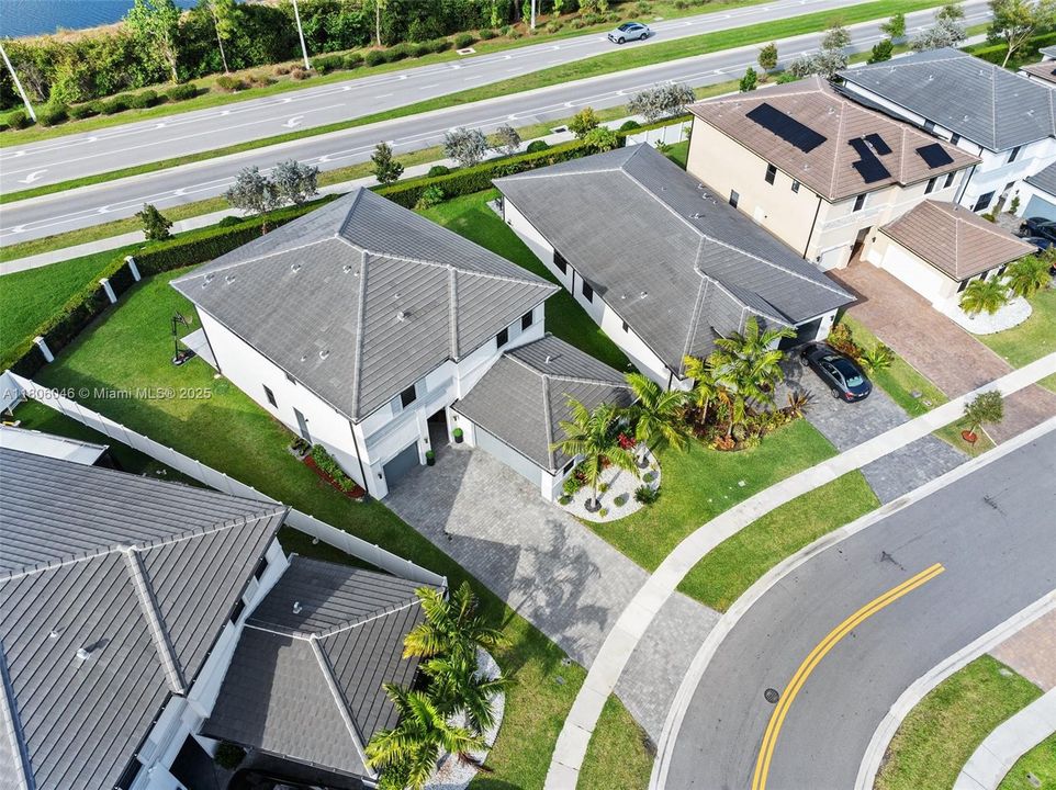 合同活跃: $5,900 (5 贝兹, 4 浴室, 3381 平方英尺)