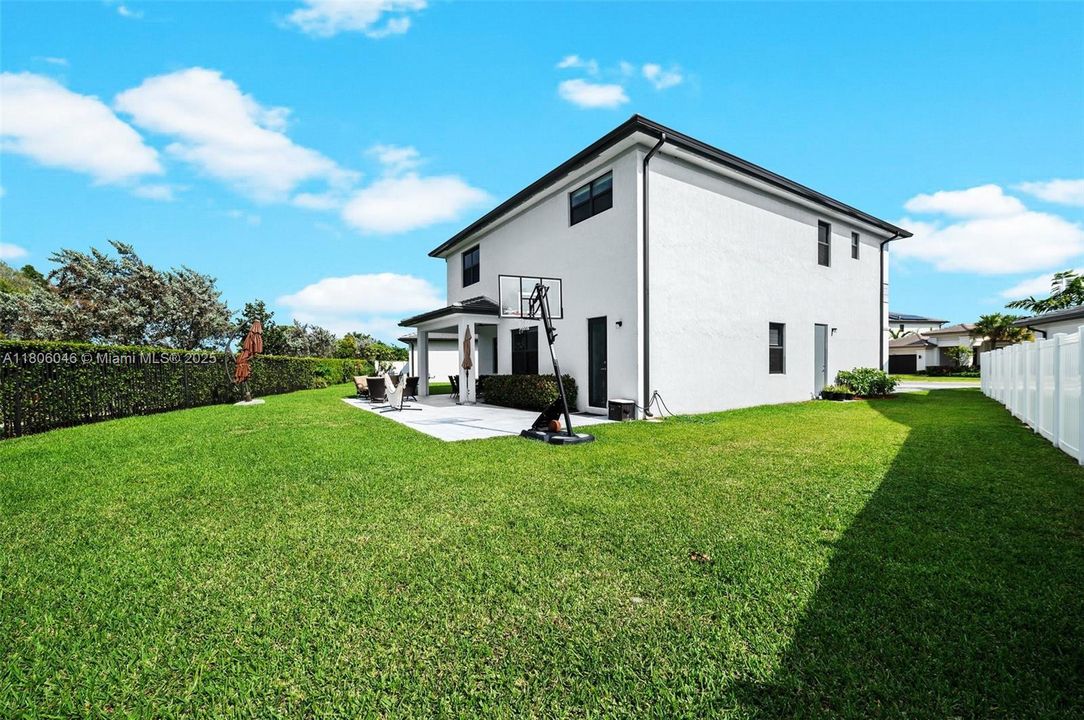 合同活跃: $5,900 (5 贝兹, 4 浴室, 3381 平方英尺)