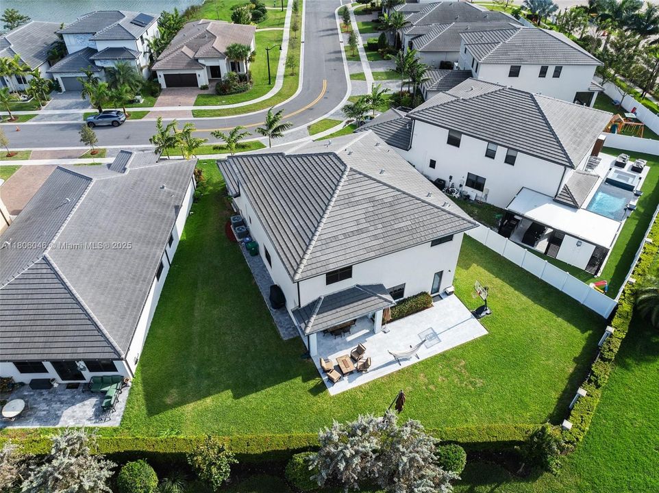 合同活跃: $5,900 (5 贝兹, 4 浴室, 3381 平方英尺)