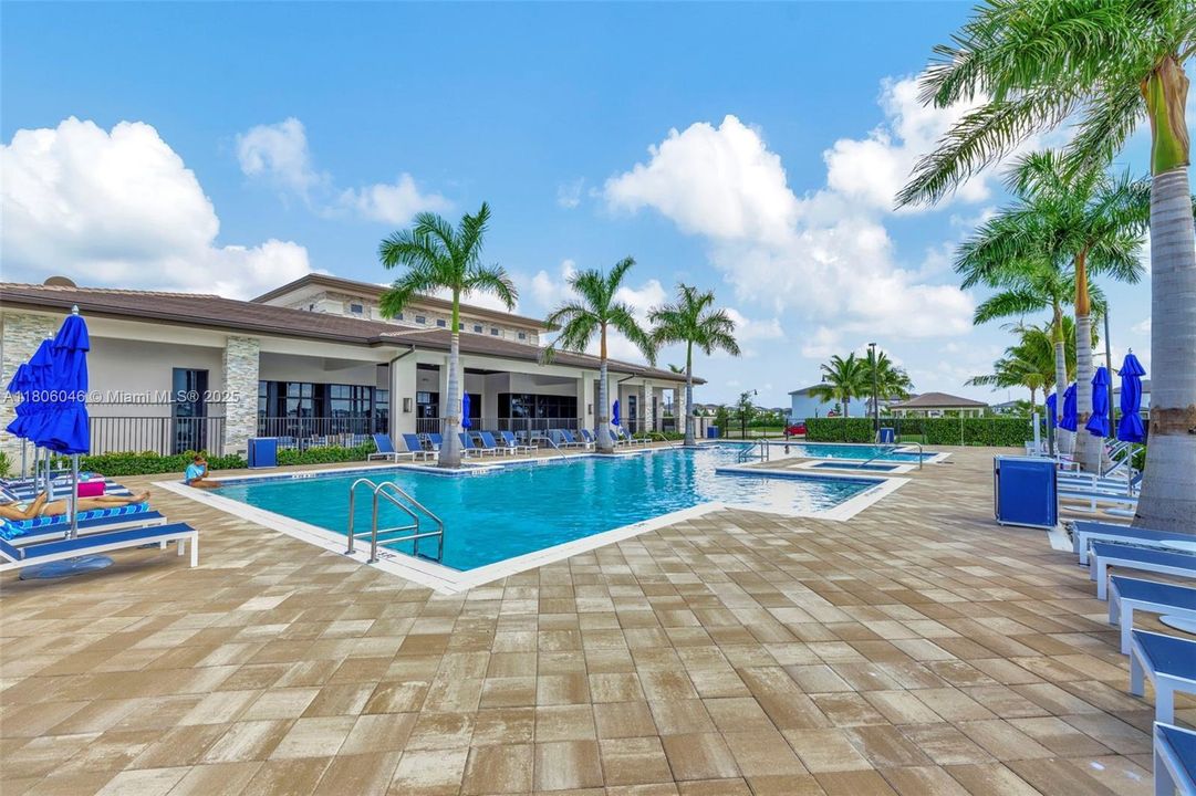 合同活跃: $5,900 (5 贝兹, 4 浴室, 3381 平方英尺)