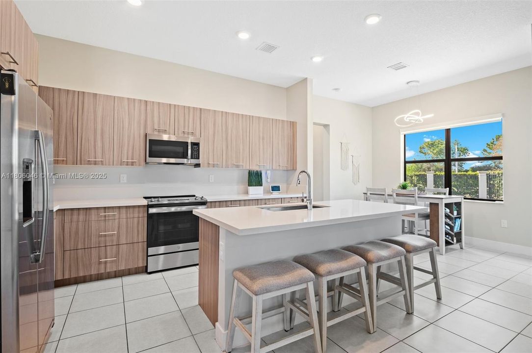 合同活跃: $5,900 (5 贝兹, 4 浴室, 3381 平方英尺)