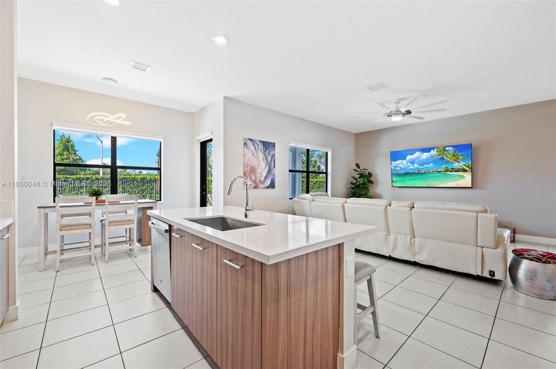 合同活跃: $5,900 (5 贝兹, 4 浴室, 3381 平方英尺)