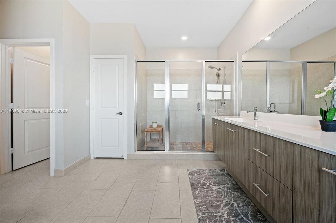 合同活跃: $5,900 (5 贝兹, 4 浴室, 3381 平方英尺)