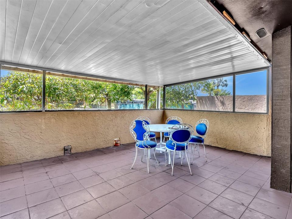 Vendido Recientemente: $339,900 (3 camas, 2 baños, 1244 Pies cuadrados)