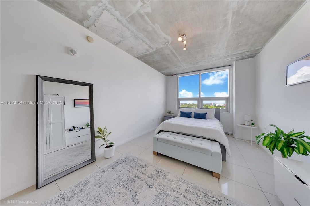 For Sale: $439,000 (1 beds, 1 baths, 726 Square Feet)