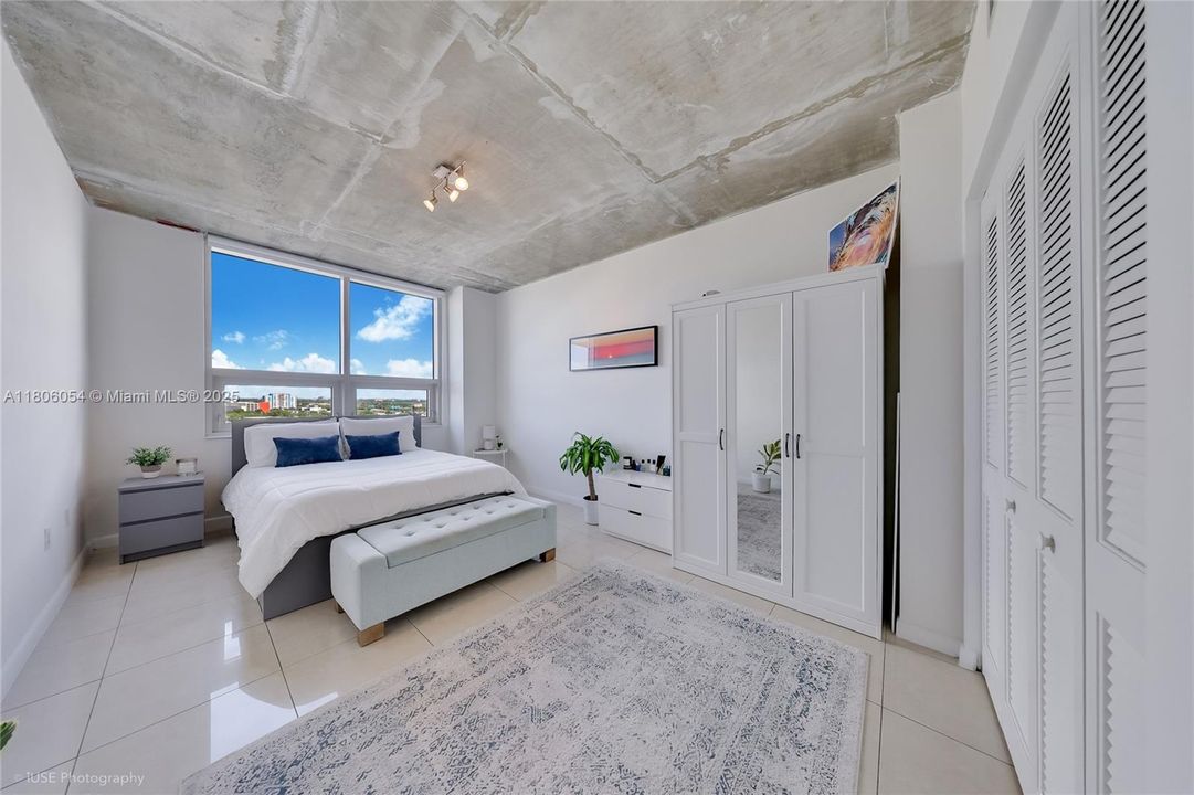 For Sale: $439,000 (1 beds, 1 baths, 726 Square Feet)
