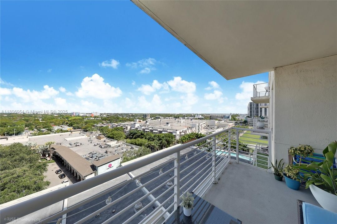 For Sale: $439,000 (1 beds, 1 baths, 726 Square Feet)