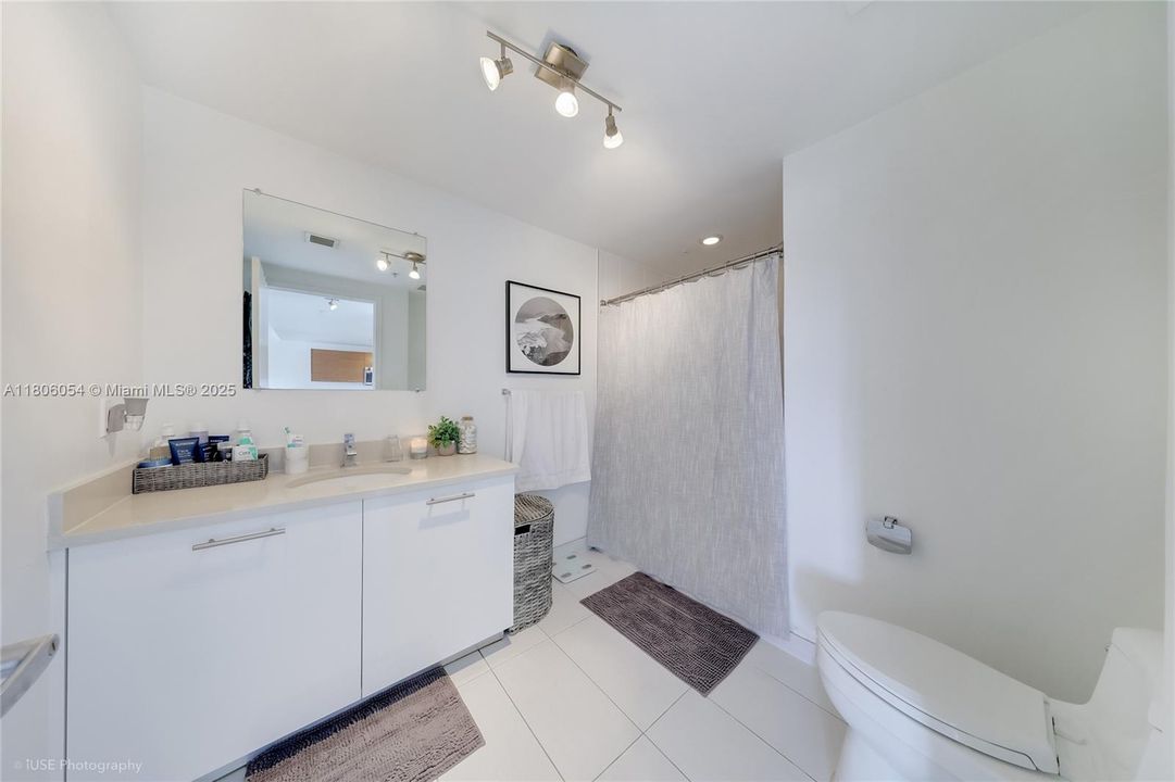 For Sale: $439,000 (1 beds, 1 baths, 726 Square Feet)
