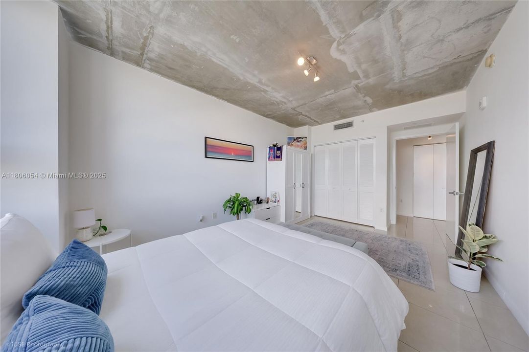 For Sale: $439,000 (1 beds, 1 baths, 726 Square Feet)