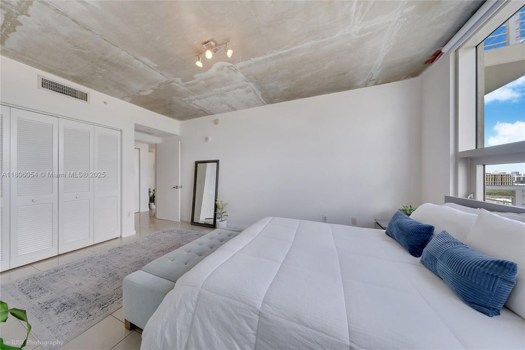 For Sale: $439,000 (1 beds, 1 baths, 726 Square Feet)