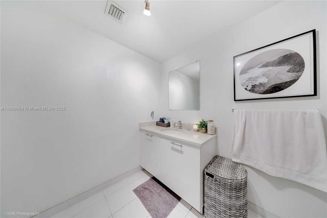 For Sale: $439,000 (1 beds, 1 baths, 726 Square Feet)