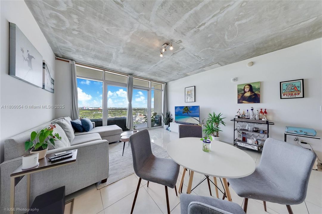 For Sale: $439,000 (1 beds, 1 baths, 726 Square Feet)