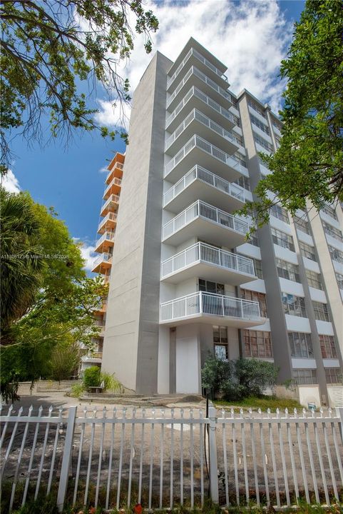 最近售出: $100,000 (1 贝兹, 1 浴室, 790 平方英尺)