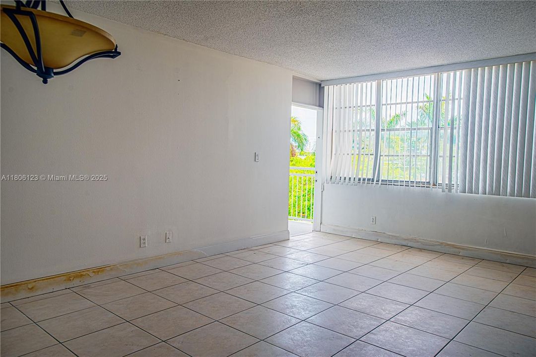 最近售出: $100,000 (1 贝兹, 1 浴室, 790 平方英尺)