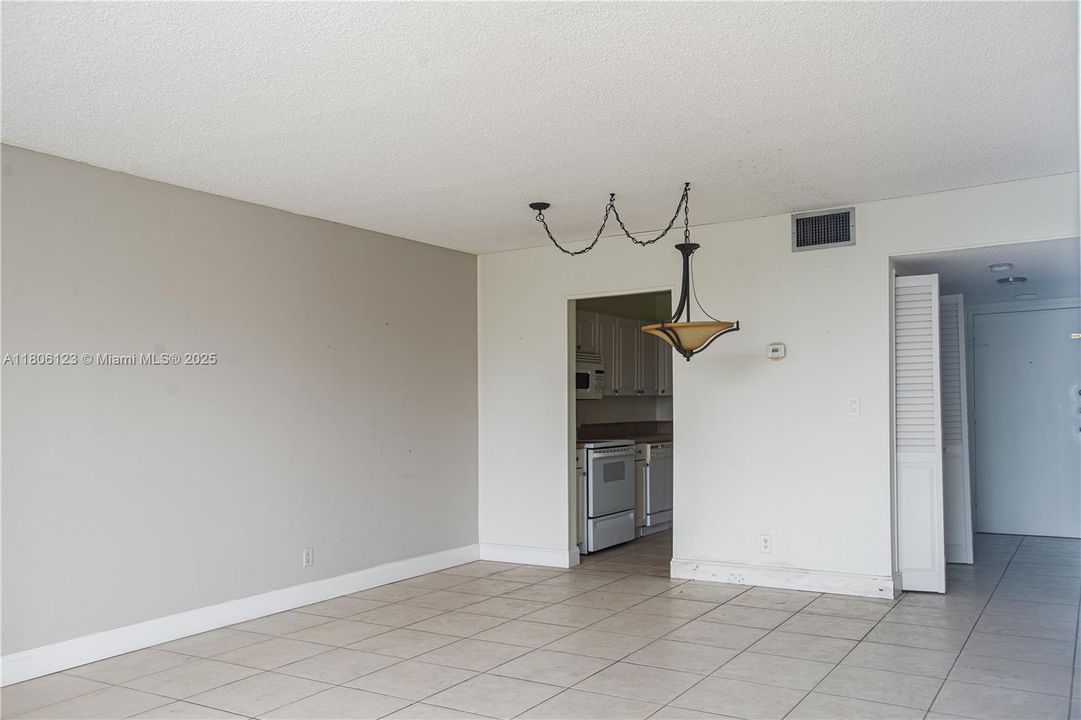 最近售出: $100,000 (1 贝兹, 1 浴室, 790 平方英尺)