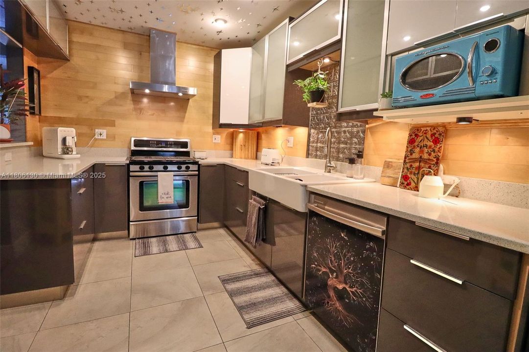 Recently Sold: $825,000 (4 beds, 4 baths, 2228 Square Feet)