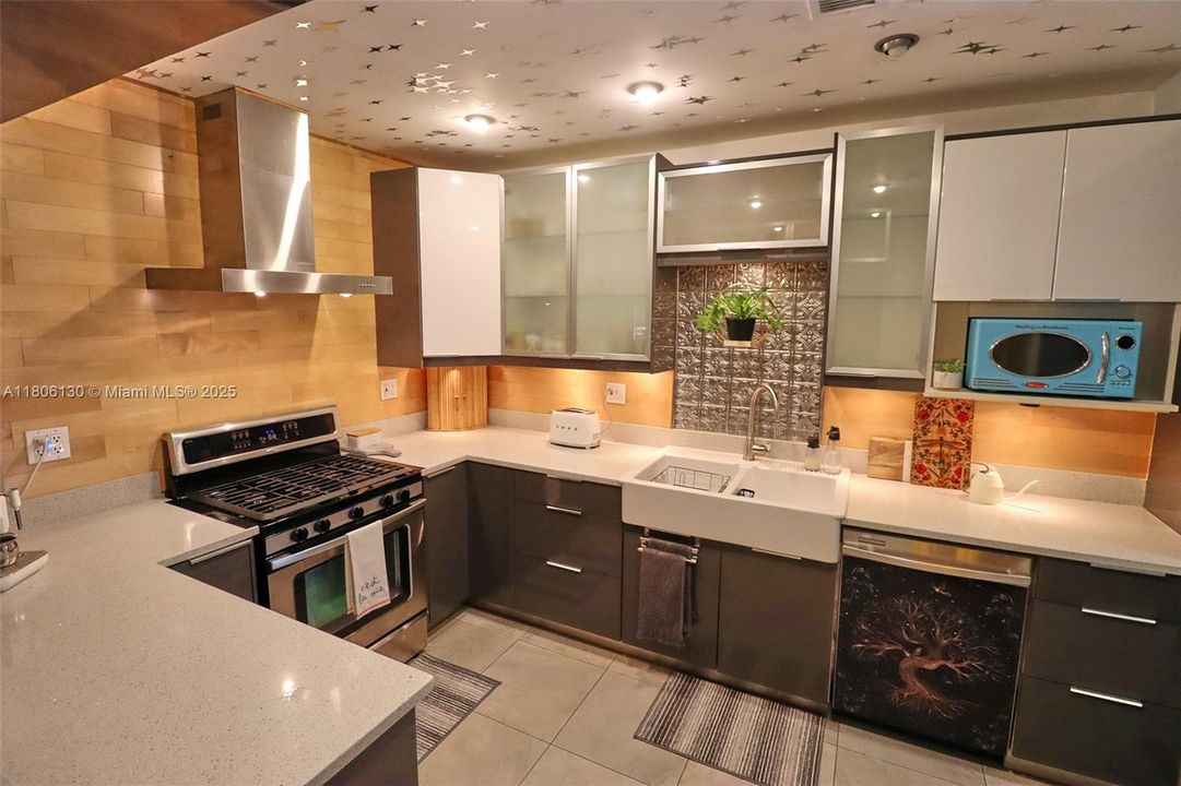 Recently Sold: $825,000 (4 beds, 4 baths, 2228 Square Feet)