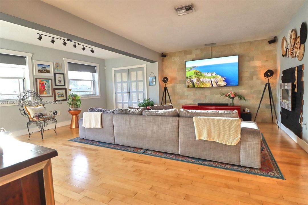 Recently Sold: $825,000 (4 beds, 4 baths, 2228 Square Feet)