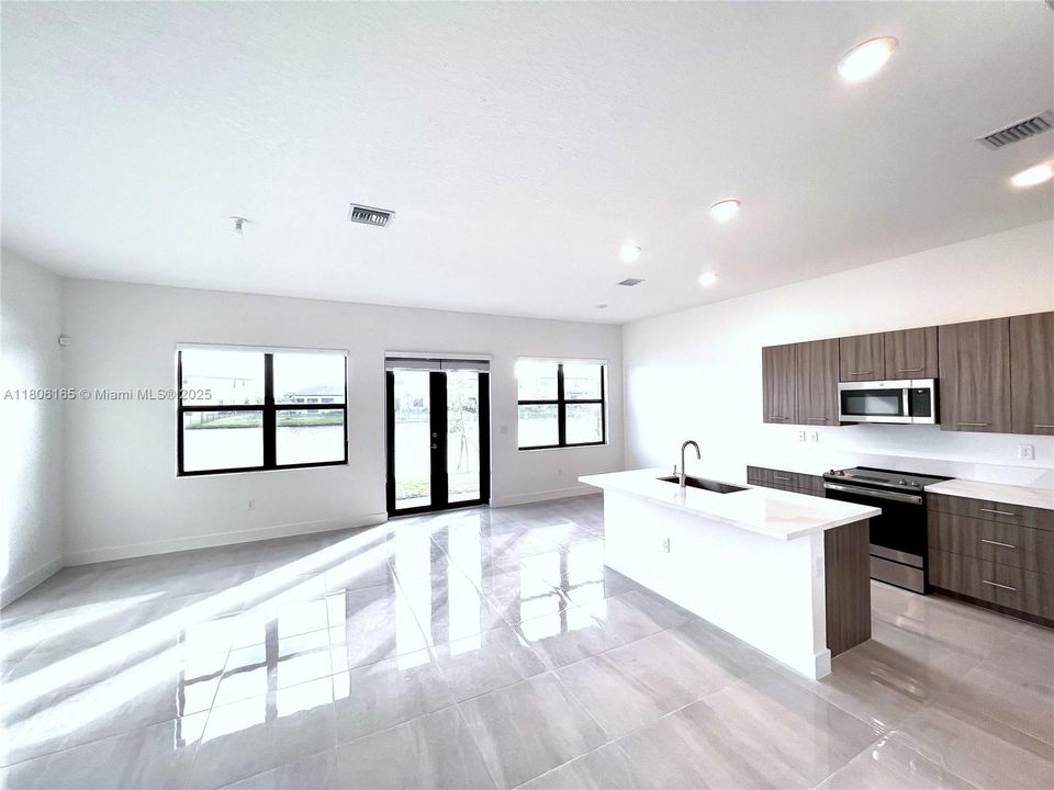 Recently Rented: $5,200 (4 beds, 3 baths, 2816 Square Feet)