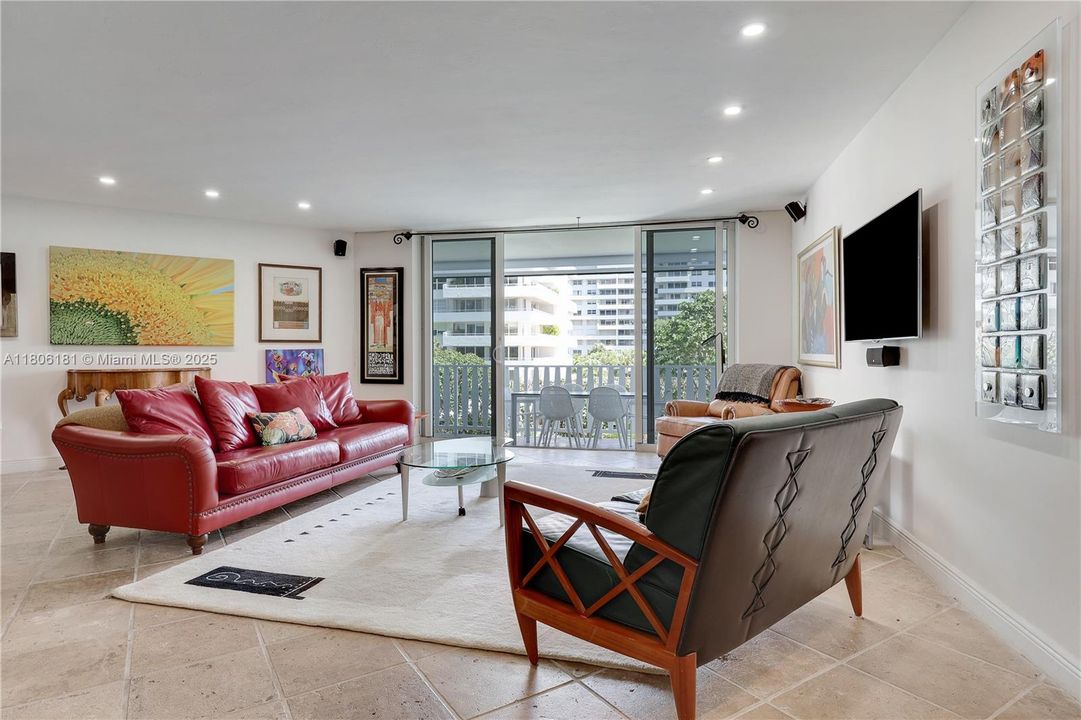 Recently Sold: $975,000 (1 beds, 2 baths, 1259 Square Feet)