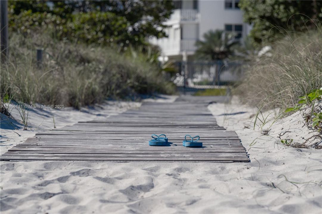 Recently Sold: $975,000 (1 beds, 2 baths, 1259 Square Feet)