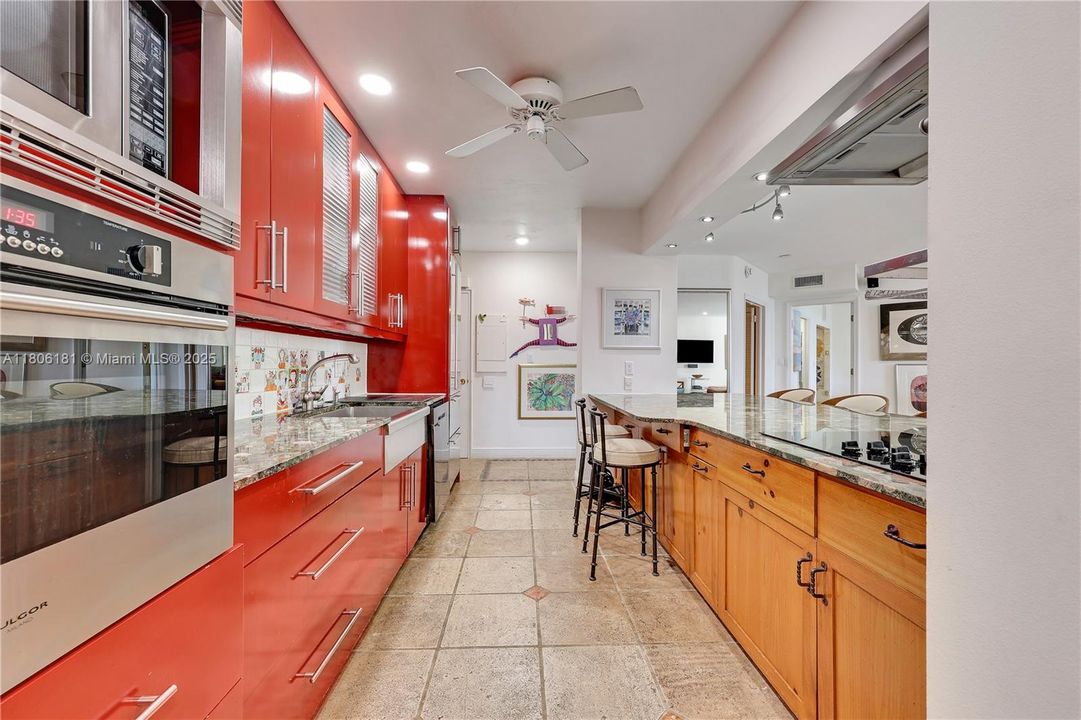 Recently Sold: $975,000 (1 beds, 2 baths, 1259 Square Feet)