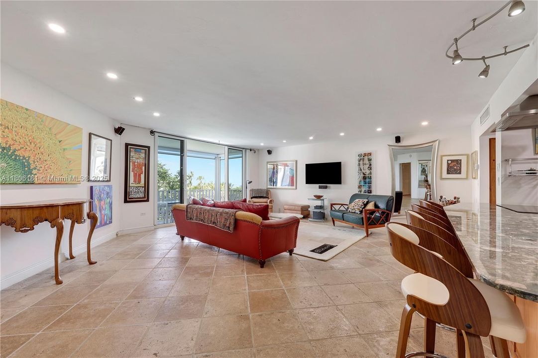 Recently Sold: $975,000 (1 beds, 2 baths, 1259 Square Feet)