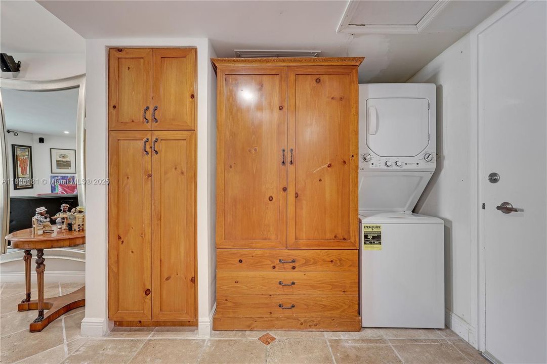 Recently Sold: $975,000 (1 beds, 2 baths, 1259 Square Feet)