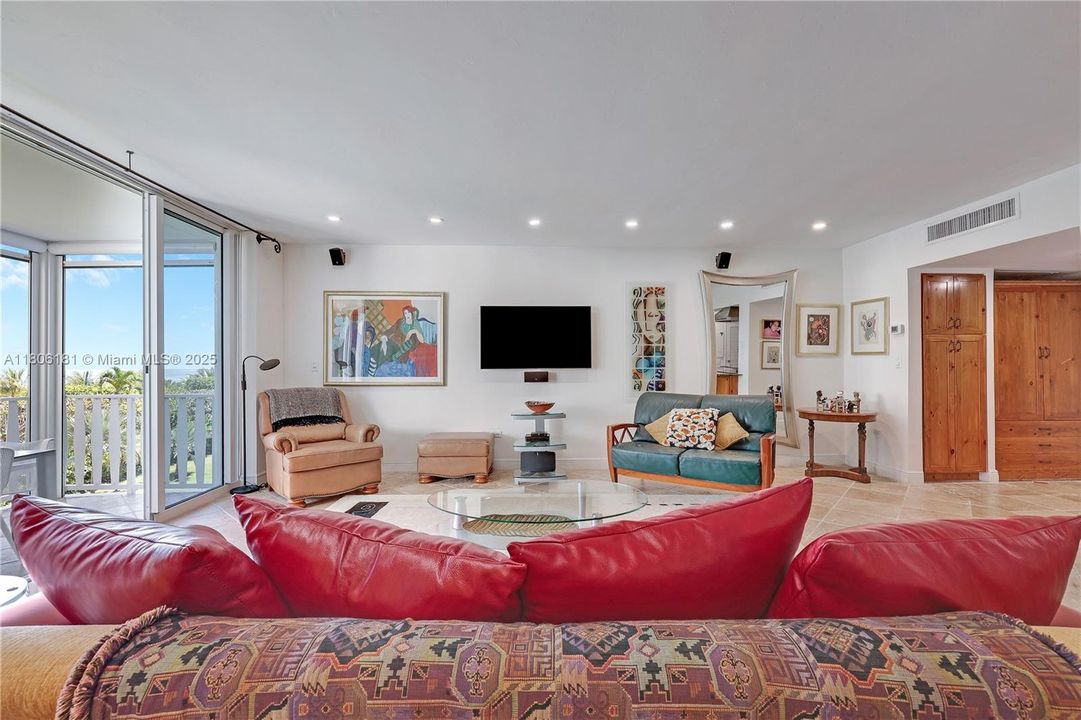 Recently Sold: $975,000 (1 beds, 2 baths, 1259 Square Feet)