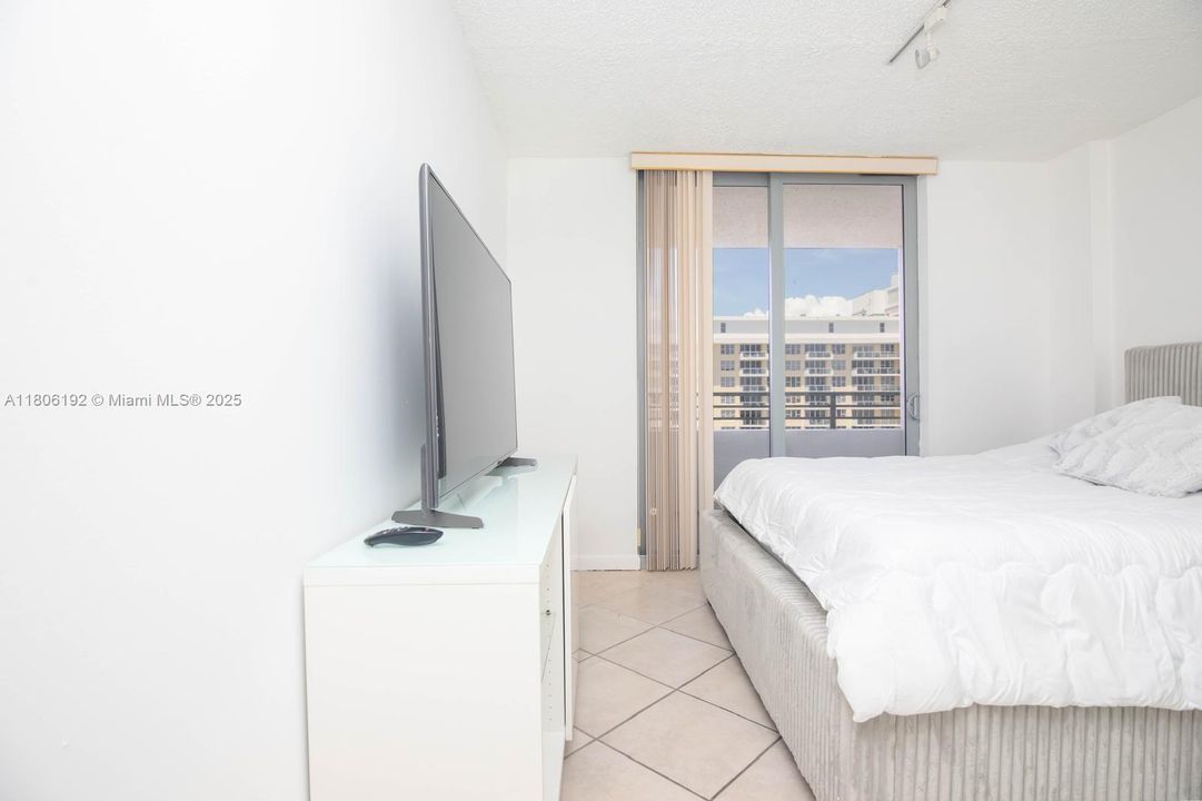 待售: $549,000 (2 贝兹, 2 浴室, 1048 平方英尺)