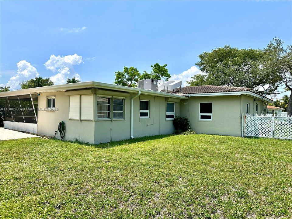 Vendido Recientemente: $1,210,999 (2 camas, 2 baños, 1606 Pies cuadrados)