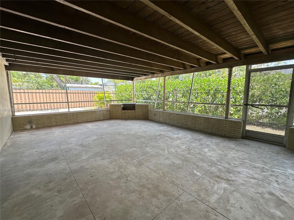 Vendido Recientemente: $1,210,999 (2 camas, 2 baños, 1606 Pies cuadrados)