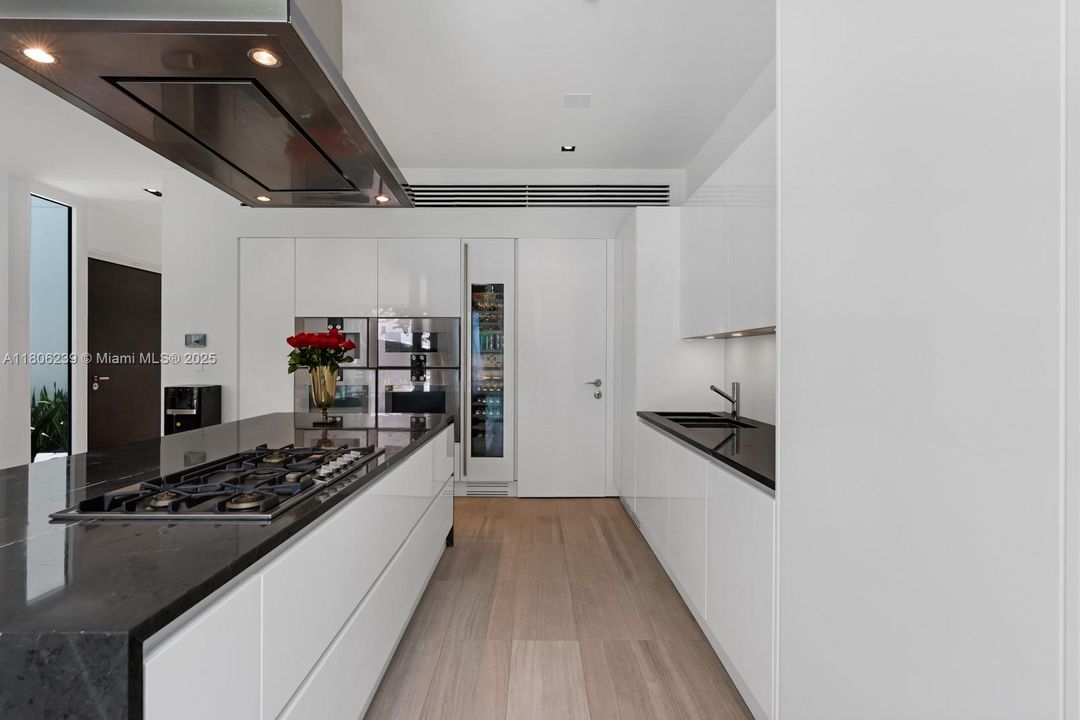 For Sale: $5,995,000 (3 beds, 3 baths, 4185 Square Feet)